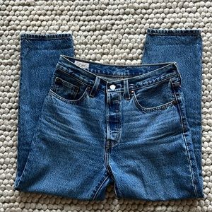 501® ORIGINAL CROPPED WOMEN'S JEANS, Color: Worn in medium indigo.